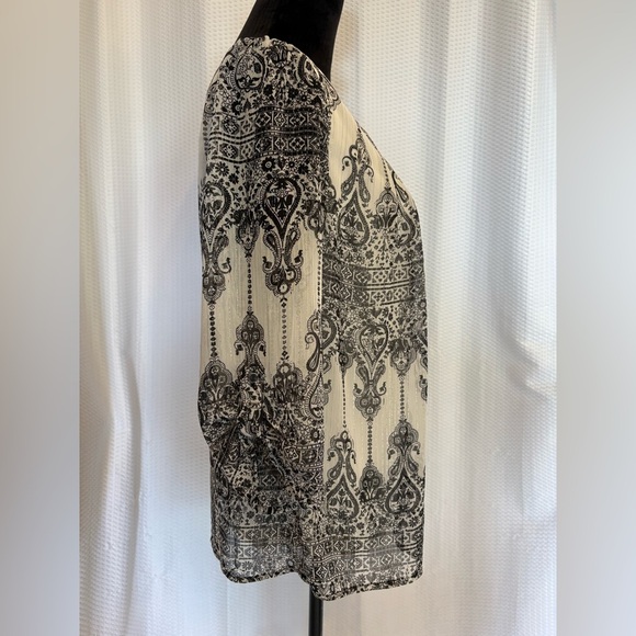 Roz & Ali black & white print 3/4 sleeve blouse with silver necklace size medium - Picture 5 of 8